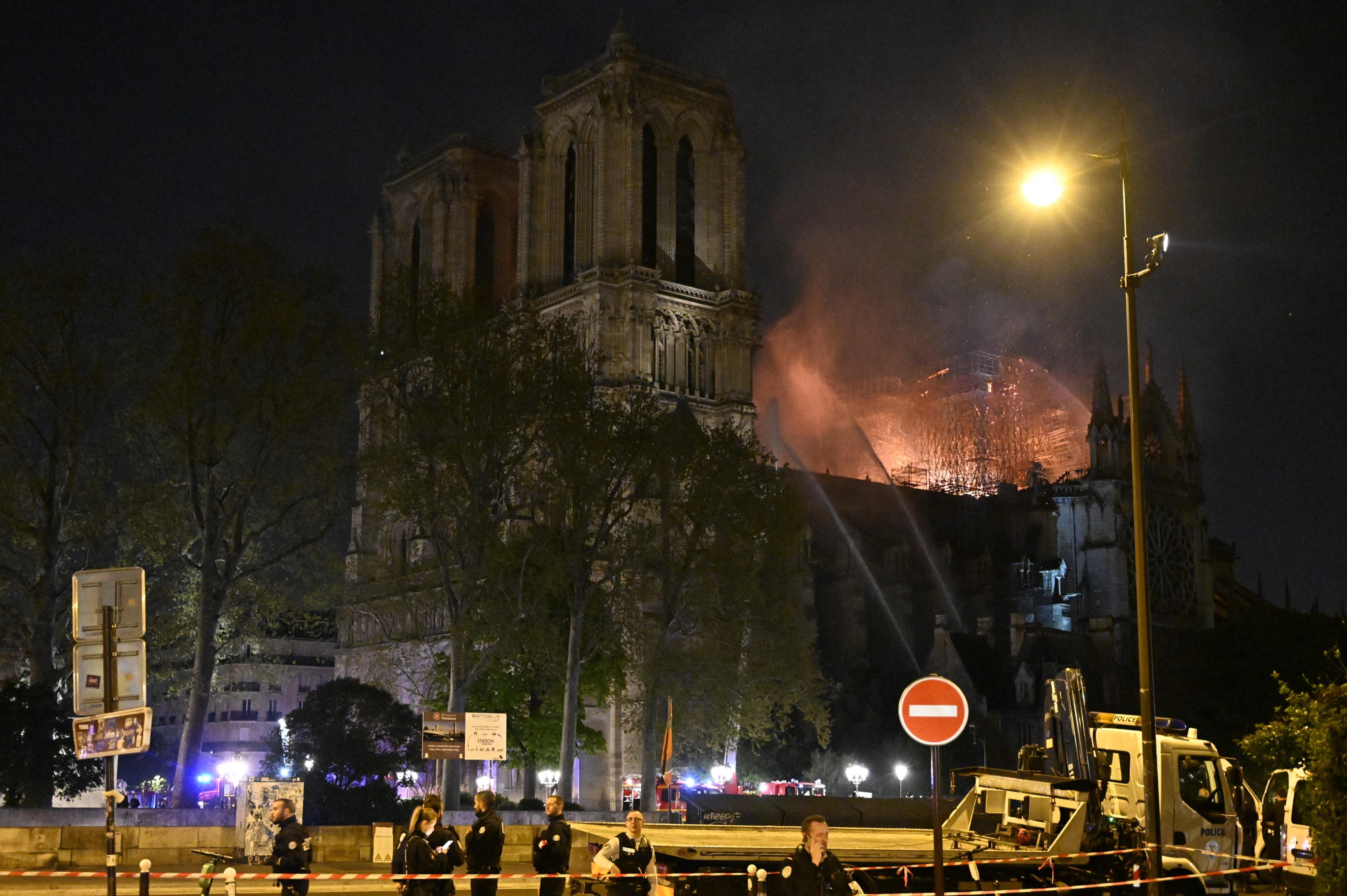 Fransa’da Notre Dame yangını tüm dünyayı üzdü