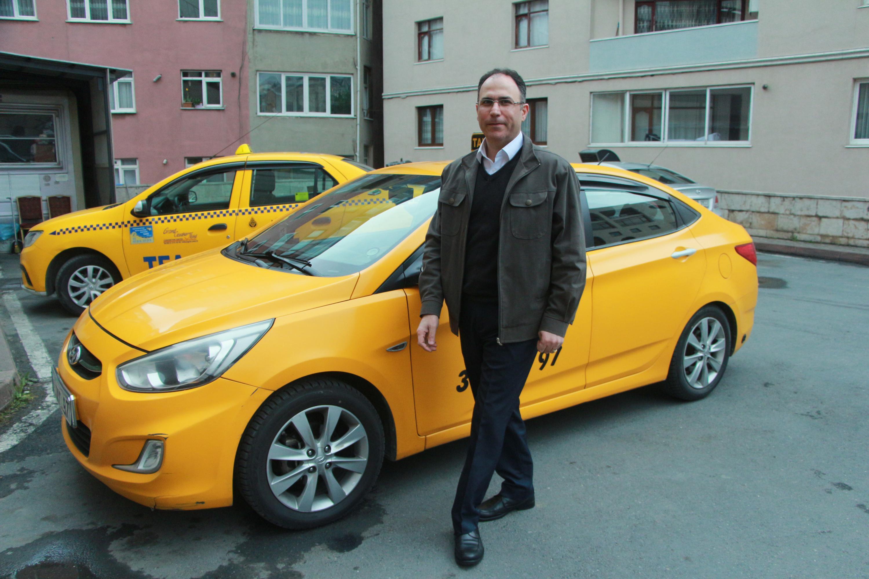 İstanbulda bir taksici aracında unutulan 30 bin euroyu sahibine teslim etti