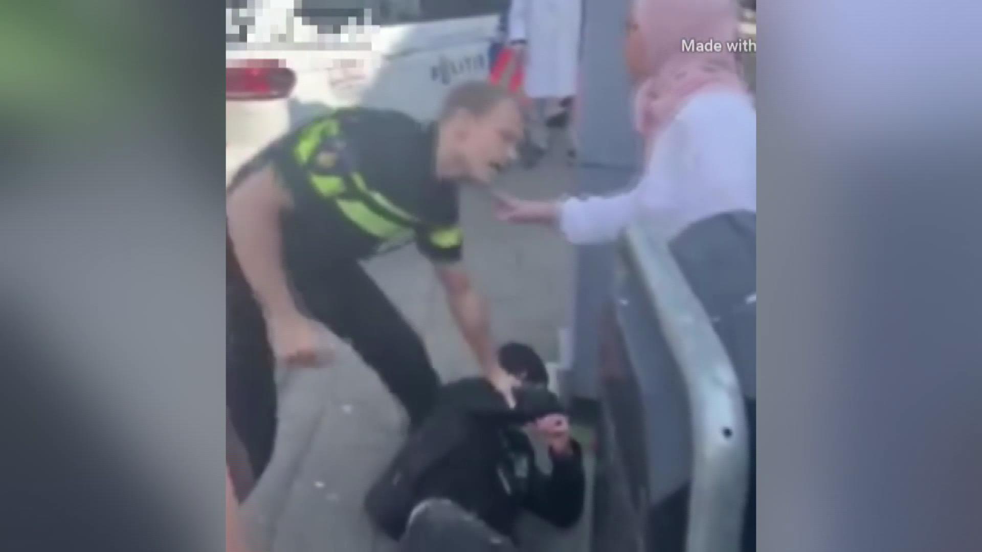 Hollanda polisinin başörtülü kadını tekmeleyip yumruklaması büyük tepki çekti