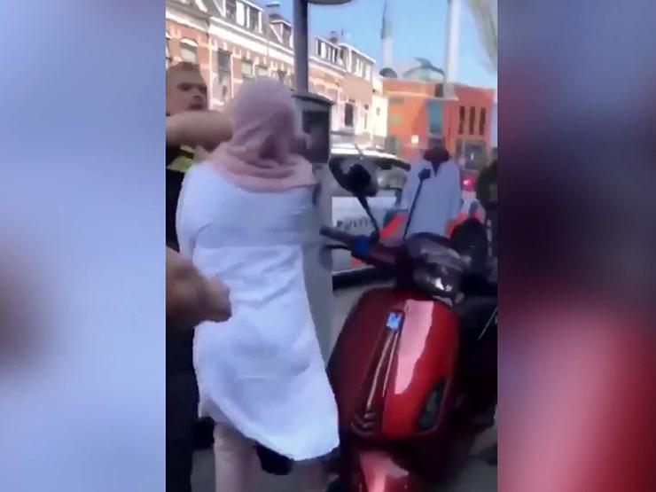 Hollanda polisinin başörtülü kadını tekmeleyip yumruklaması büyük tepki çekti