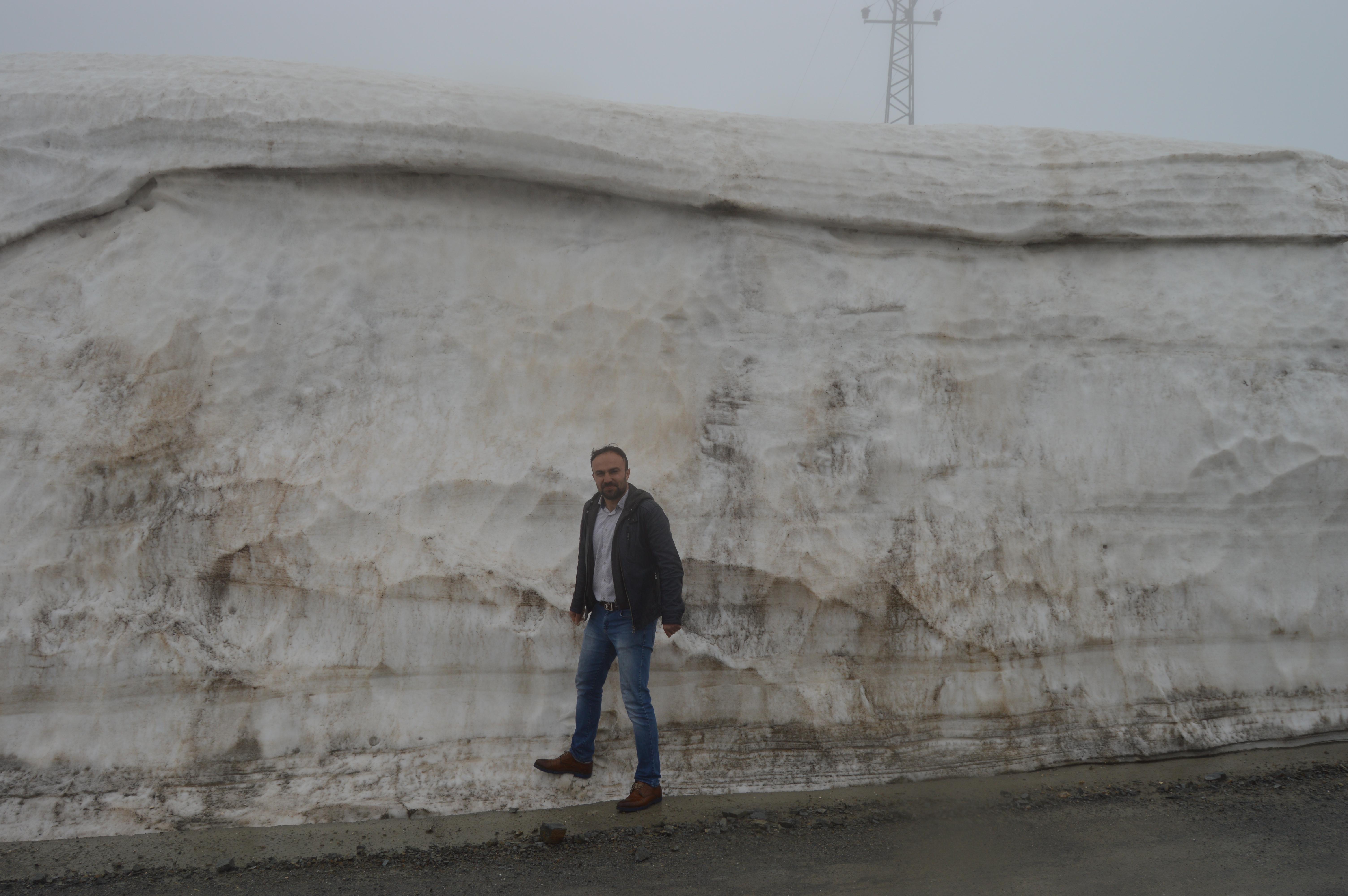 Nisanda Sıngıtur Dağı’nda kar kalınlığı 5 metreye ulaştı