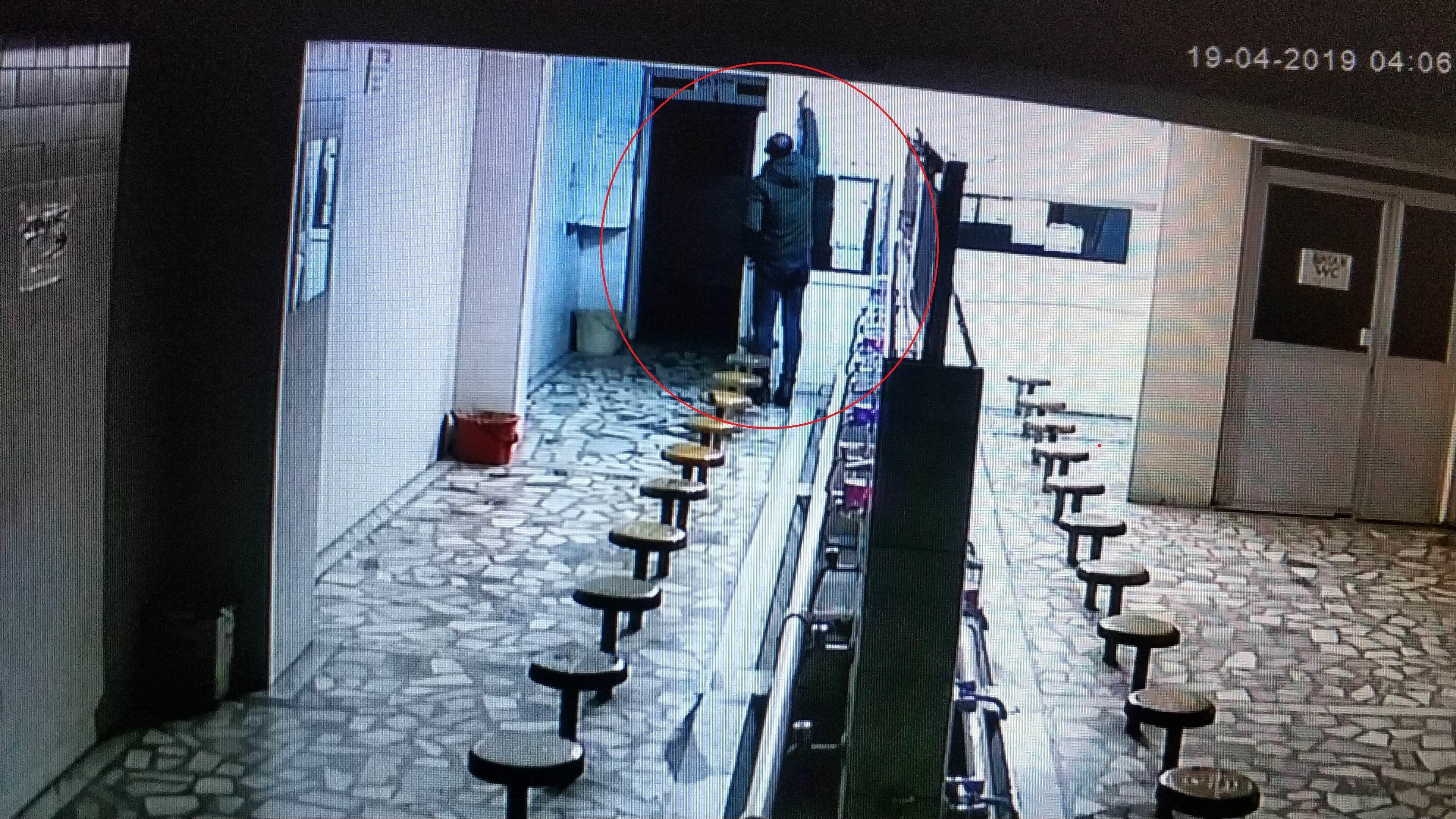 Cami tuvaletinde hırsızlık yapan şahıs güvenlik kamerasına yakalandı