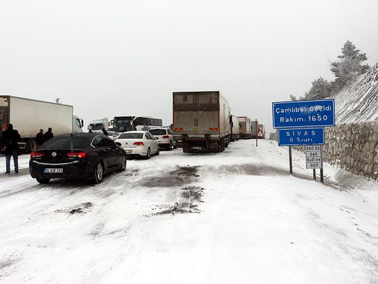 Kar yüzünden yol kapandı, sürücüler şaşkın: İlk defa Nisan ayında böyle gördük
