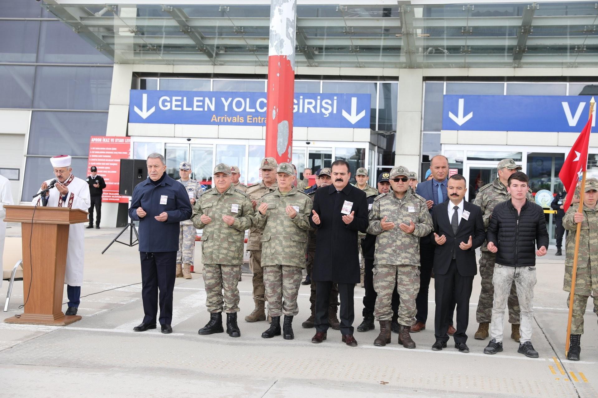 Bakan Akar, Genelkurmay Başkanı Güler ve Orgeneral Dündar sınırda