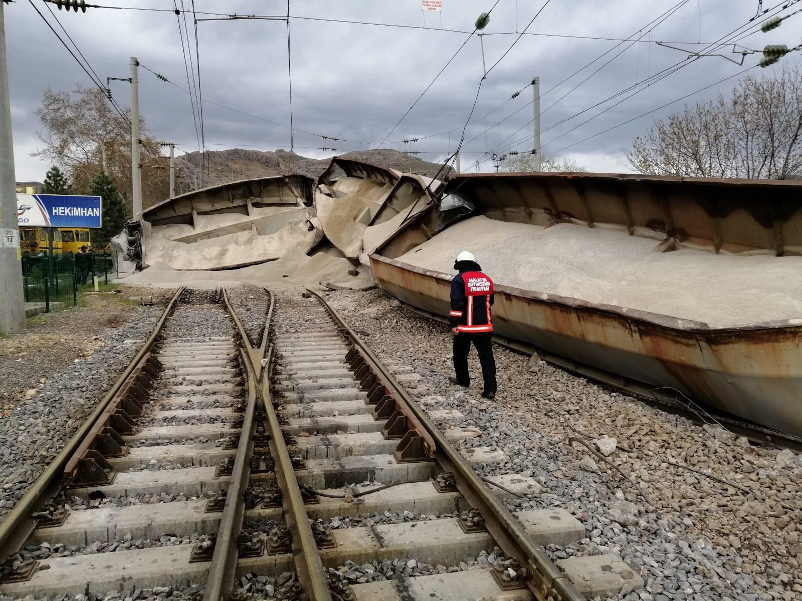 Malatyada tren kazası Maden yüklü vagonlar devrildi
