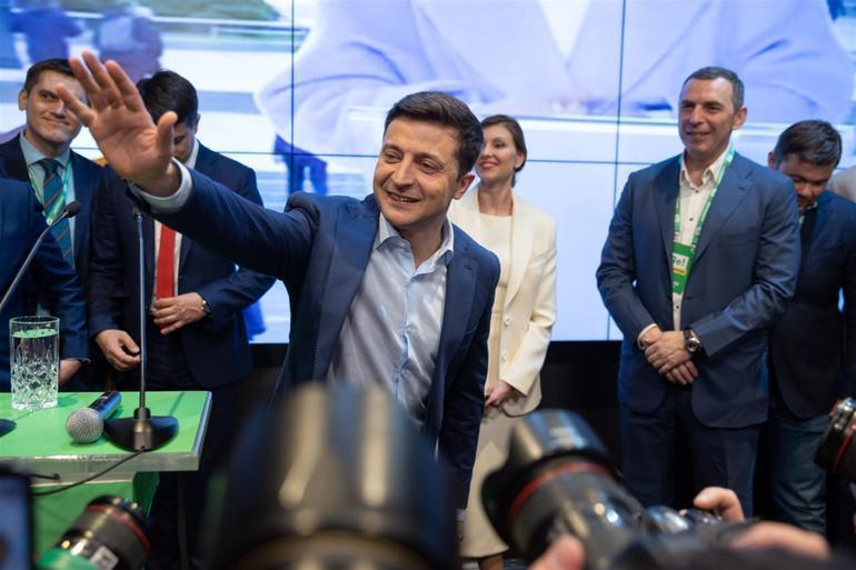 Komedyen Zelenskiy Ukrayna seçimlerini kazandı