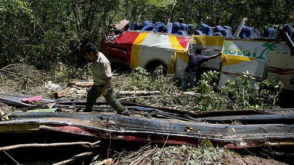 Bolivyada korkunç kaza: 25 kişi hayatını kaybetti