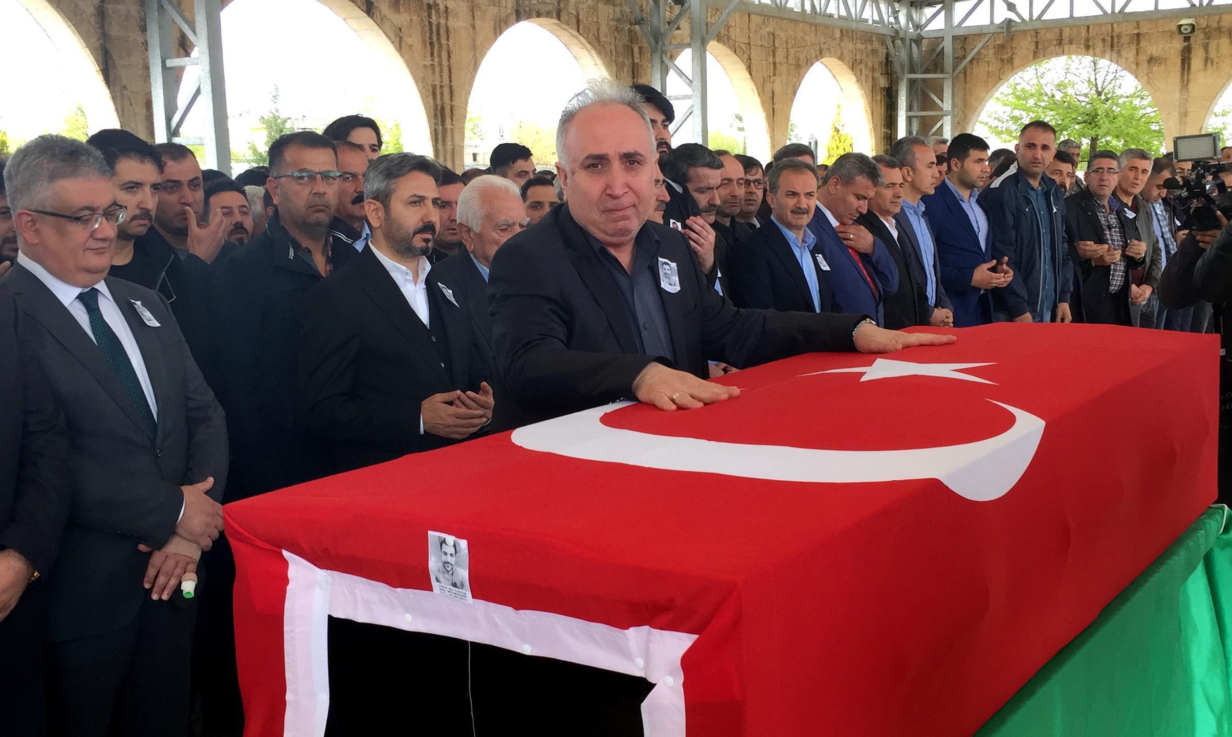 2 Türk mühendisin cenazeleri defnedildi
