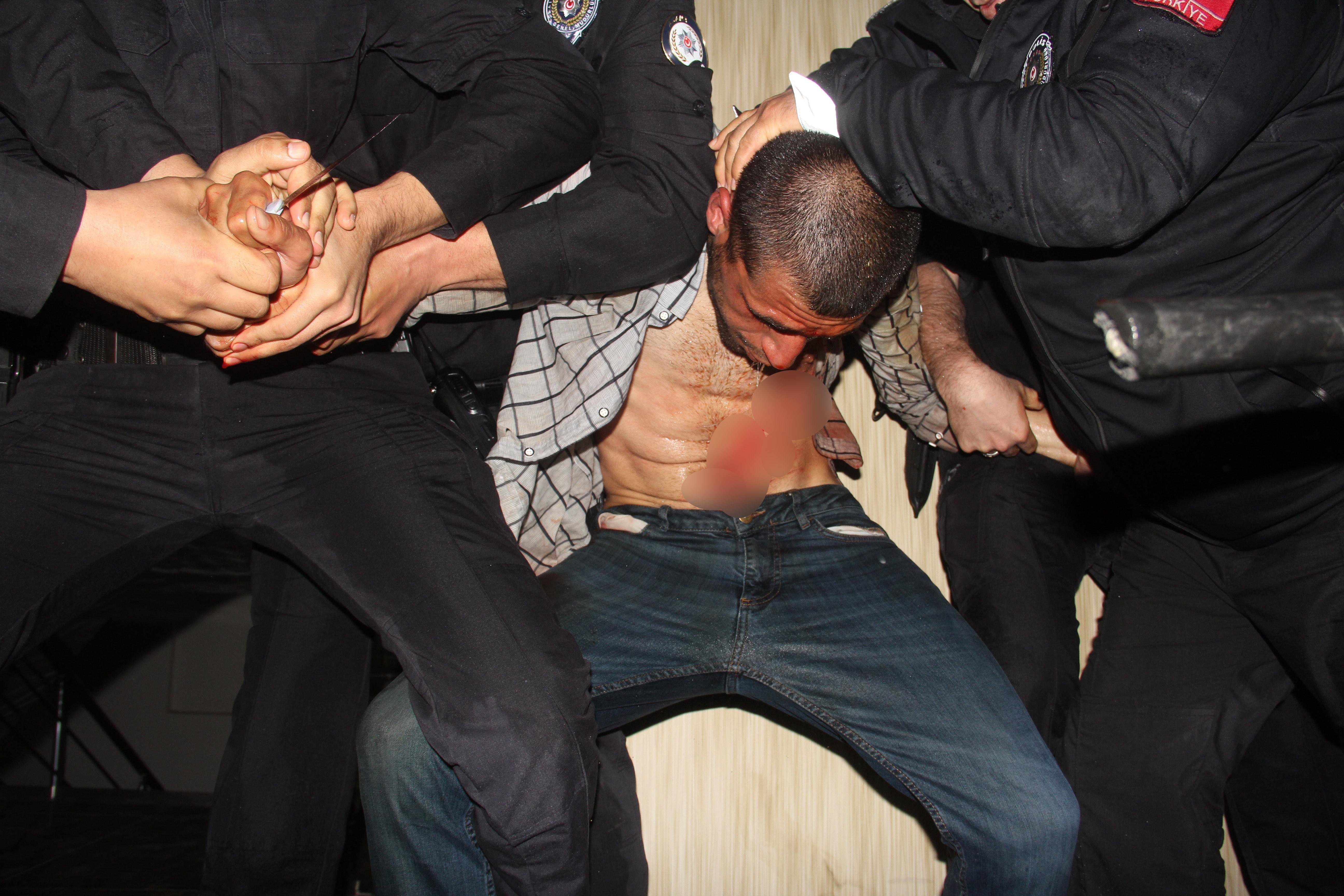 Adanada polise bıçakla saldıran genci itfaiye ve güvenlik güçleri etkisiz hale getirdi