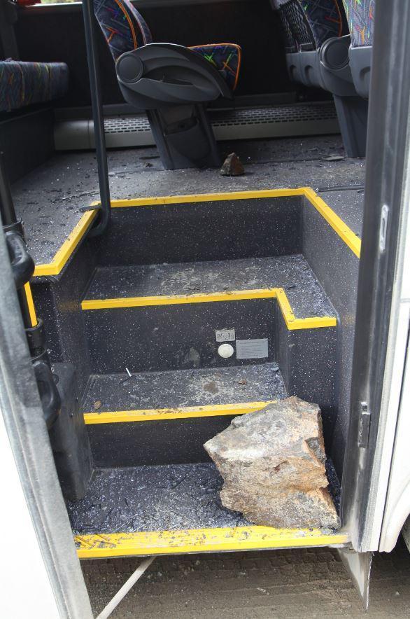 Minibüsün üzerine yamaçtan kopan kayalar düştü
