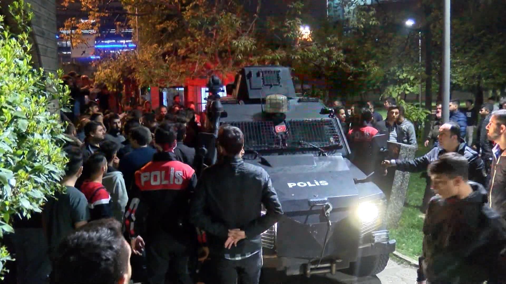 İstanbulda taciz iddiası Polis zırhlı araçla çıkarttı