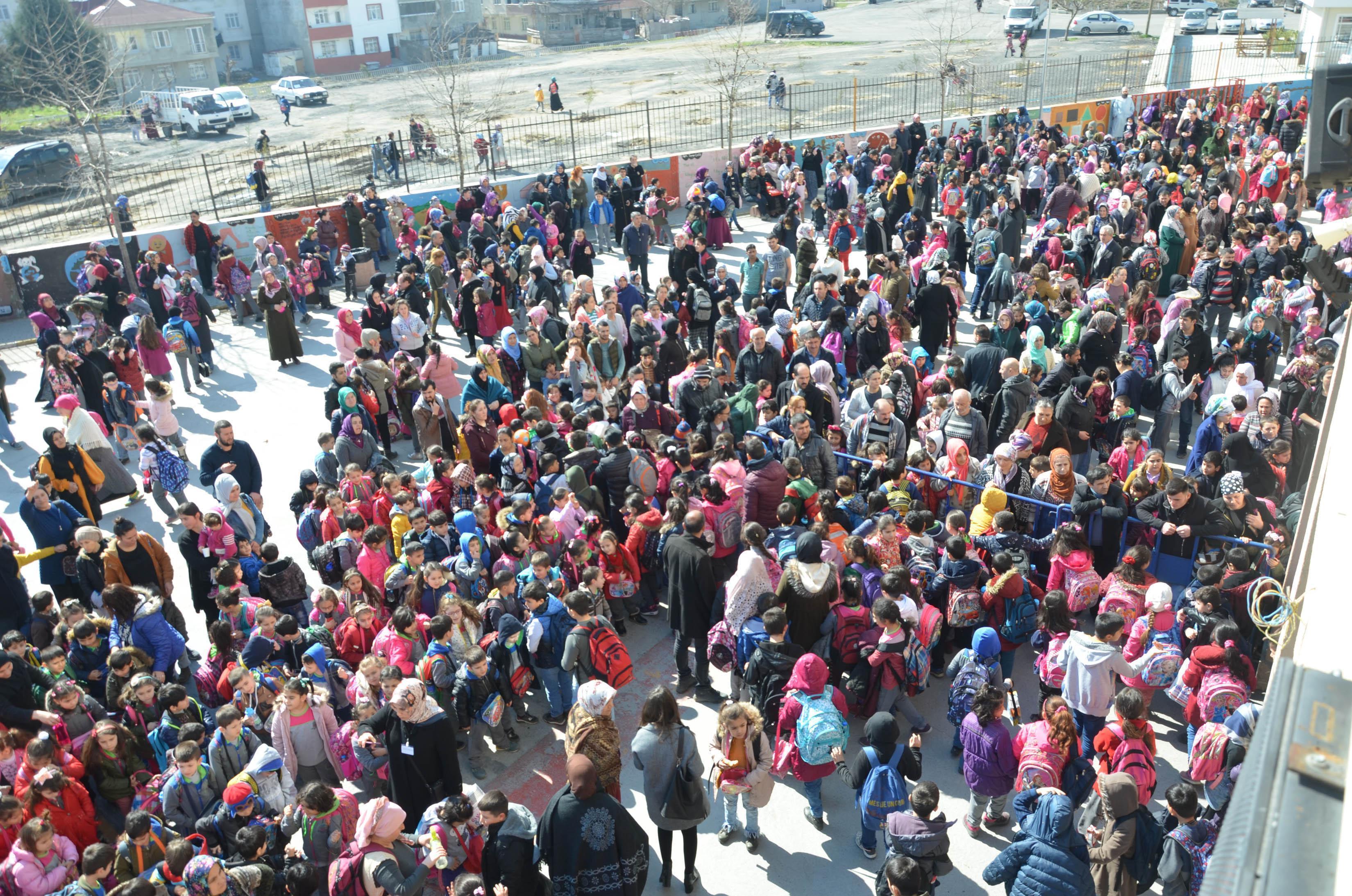 Türkiyenin en kalabalık ilkokulunda 23 Nisan kutlaması 4 gün sürdü