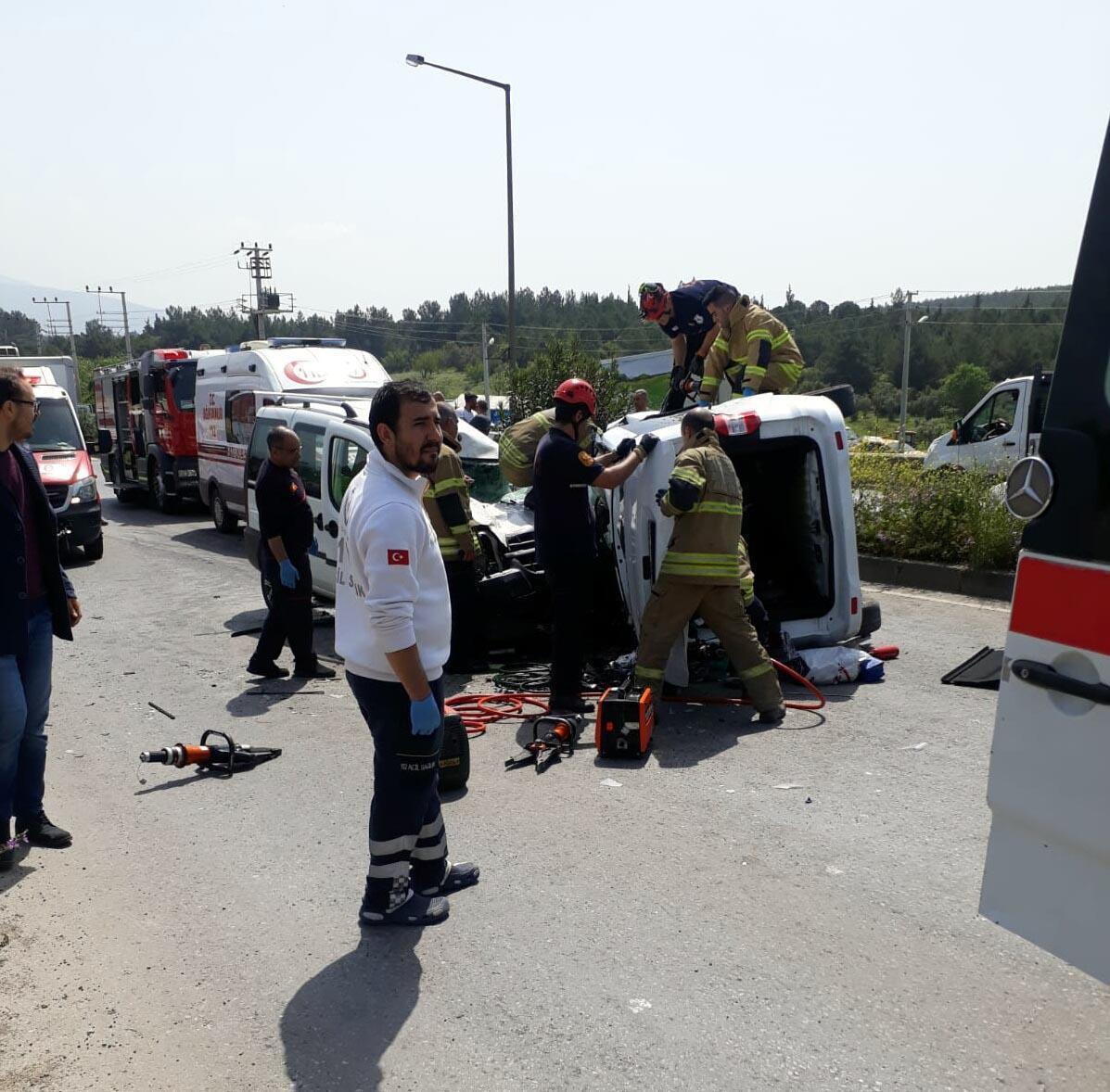 İzmirde katliam gibi kaza 7 kişi hayatını kaybetti