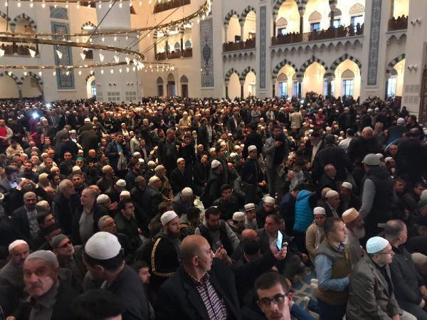 İstanbulda bu sabah binlerce kişi Çamlıca Camiinde namaz kıldı