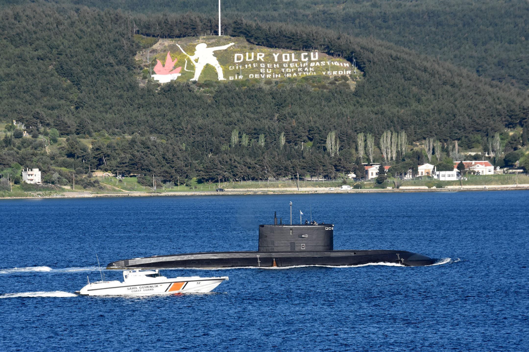 Rus denizaltı Kolpino, Çanakkale Boğazı’ndan geçti