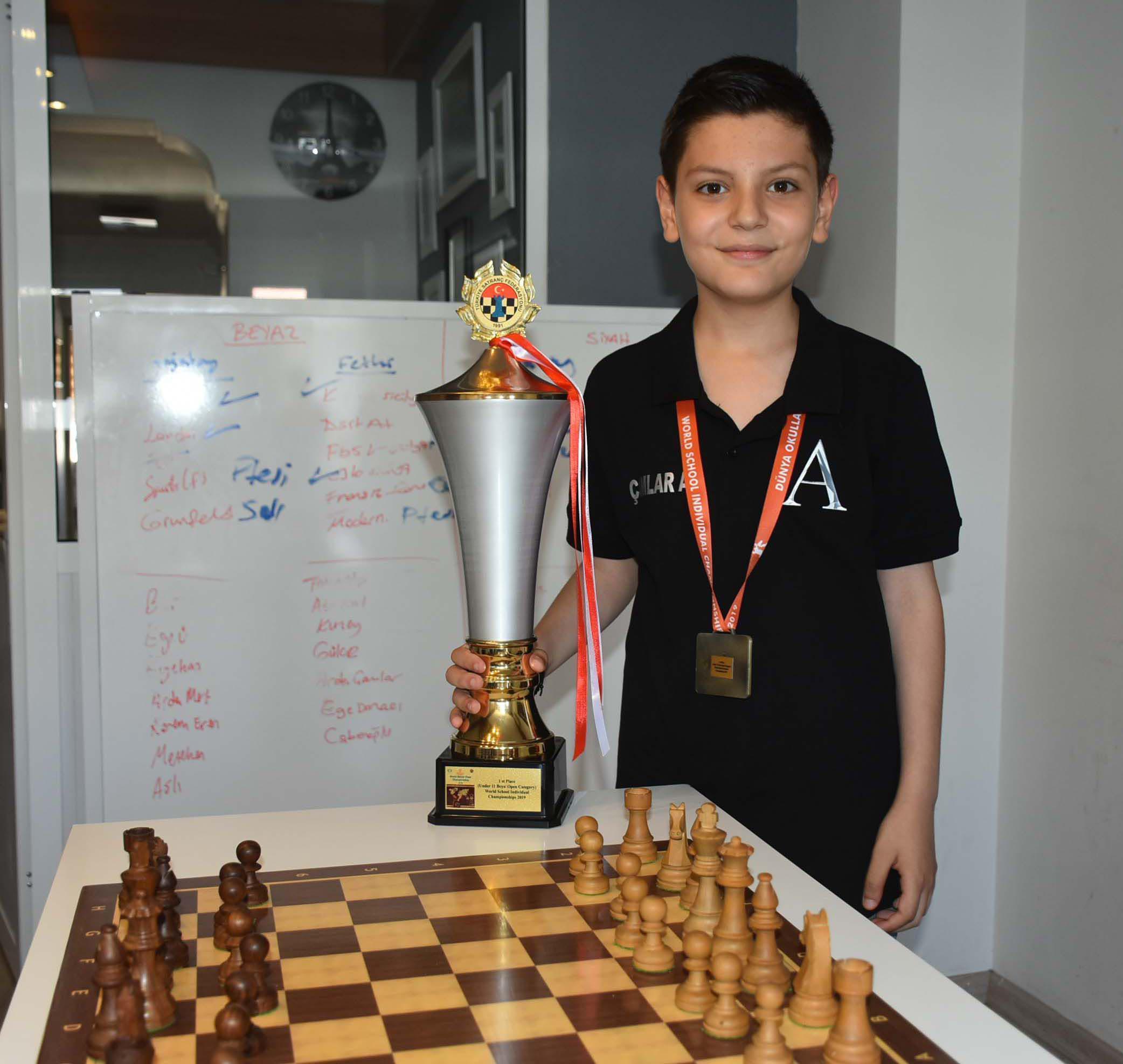 Daha 10 yaşında ama... Satrançta dünya şampiyonu oldu