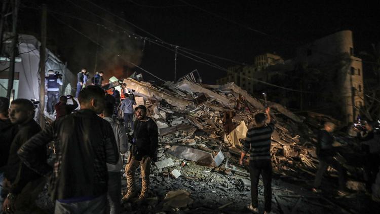 İsrail ordusu Gazzede AAnın ofisinin de bulunduğu binayı vurdu