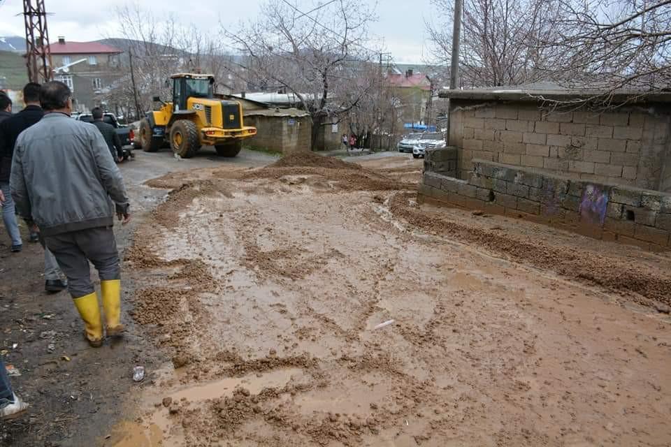 Aşırı yağışlar Tatvan’da hasara neden oldu