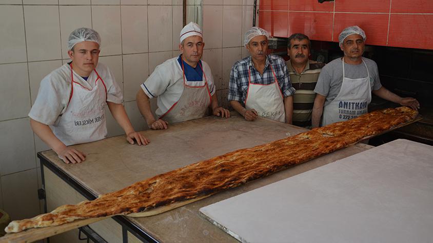 3 metre 20 santimlik dev ramazan pidesi 60 liradan satıldı