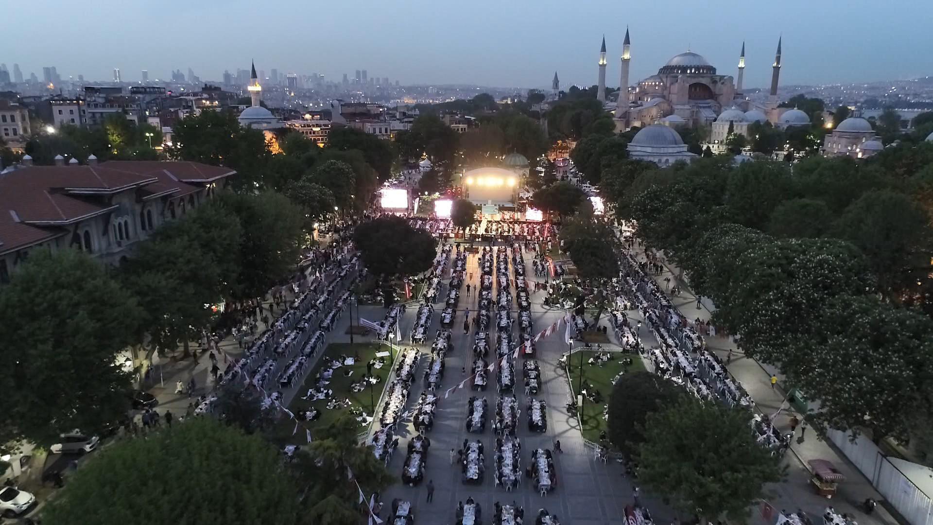 Sultanahmet Meydanı’nda 17 bin kişi iftarda buluştu