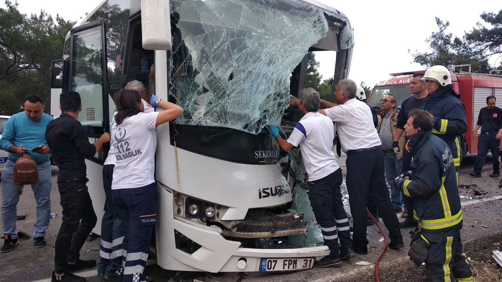 Antalyada trafik kazası: 1 ölü,15 yaralı