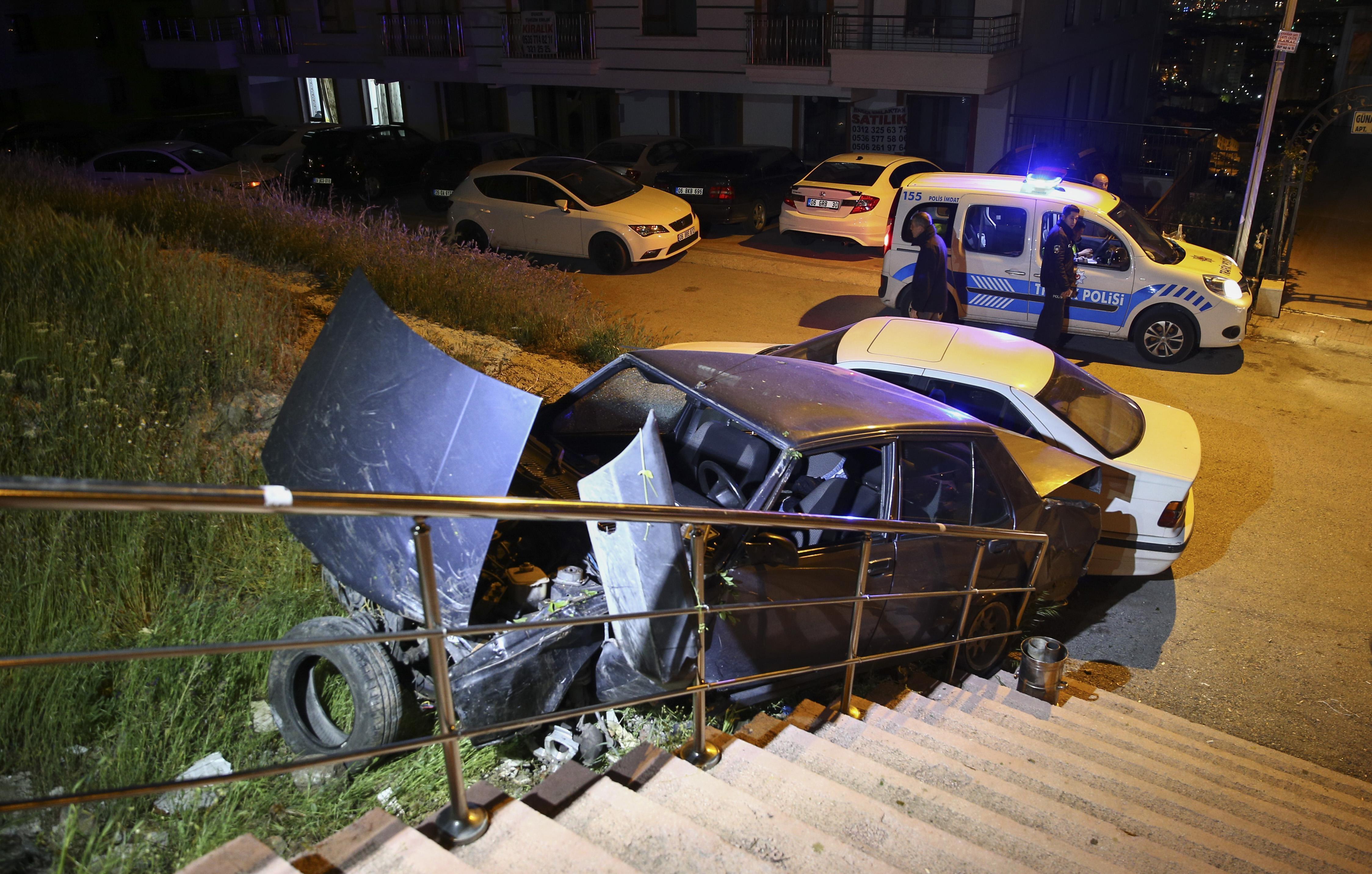 Ankarada freni boşalan otomobil merdivenlerden uçtu