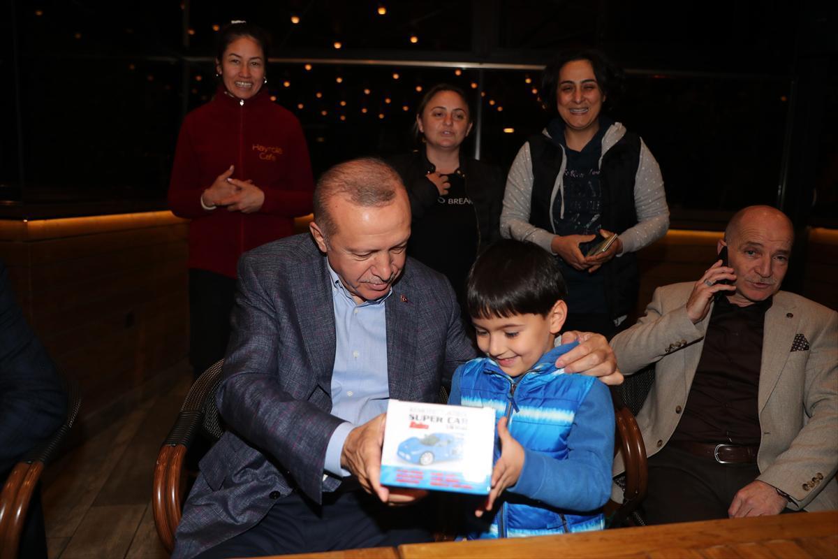 Cumhurbaşkanı Erdoğan kafede vatandaşlarla sohbet etti