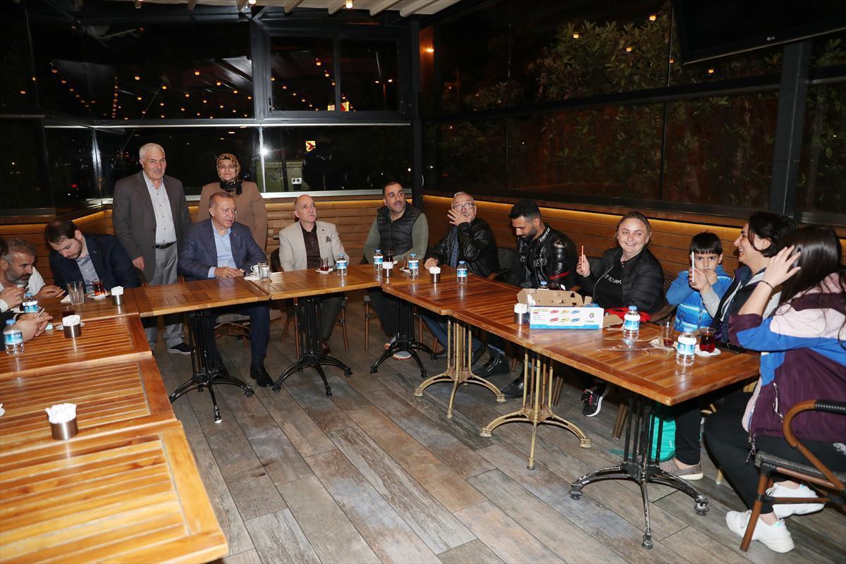 Cumhurbaşkanı Erdoğan kafede vatandaşlarla sohbet etti