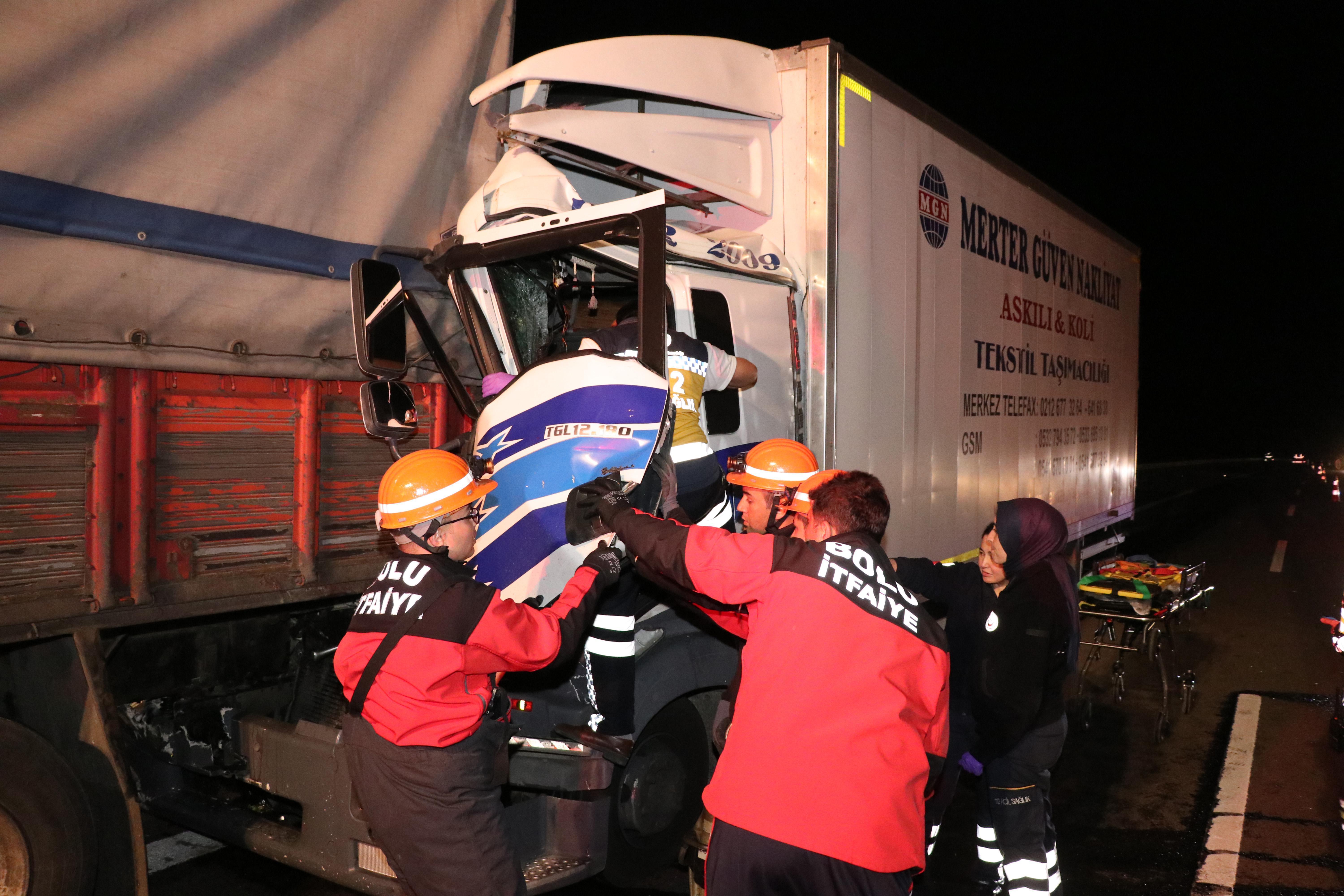 Boluda kamyonlar çarpıştı Şoför 1 saatte kurtarıldı