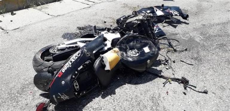 Adanada korkunç kaza Motosikletin kadranı 280de takılı kaldı
