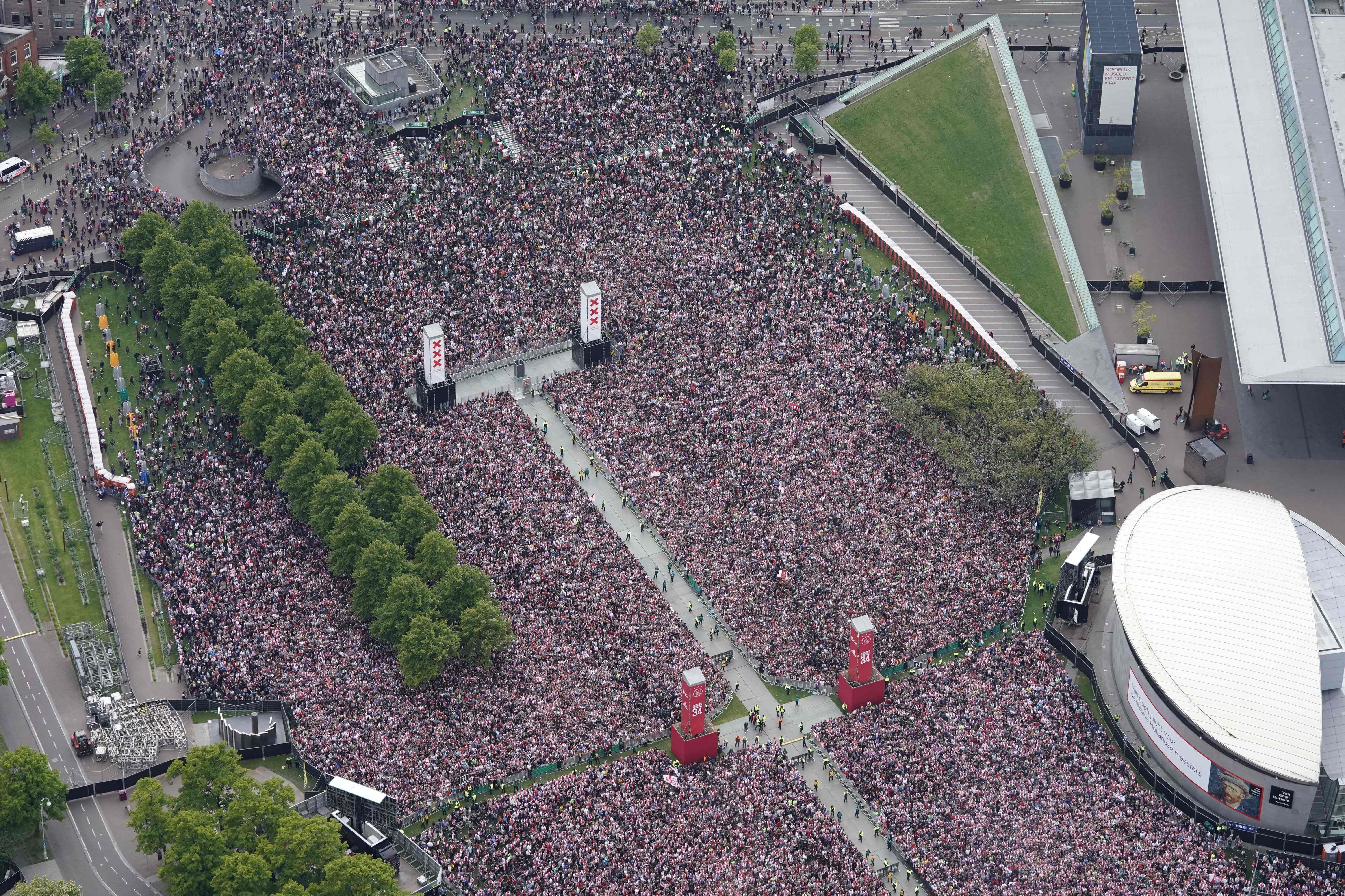 Ajax şampiyonluğunu 100 bin kişiyle kutladı