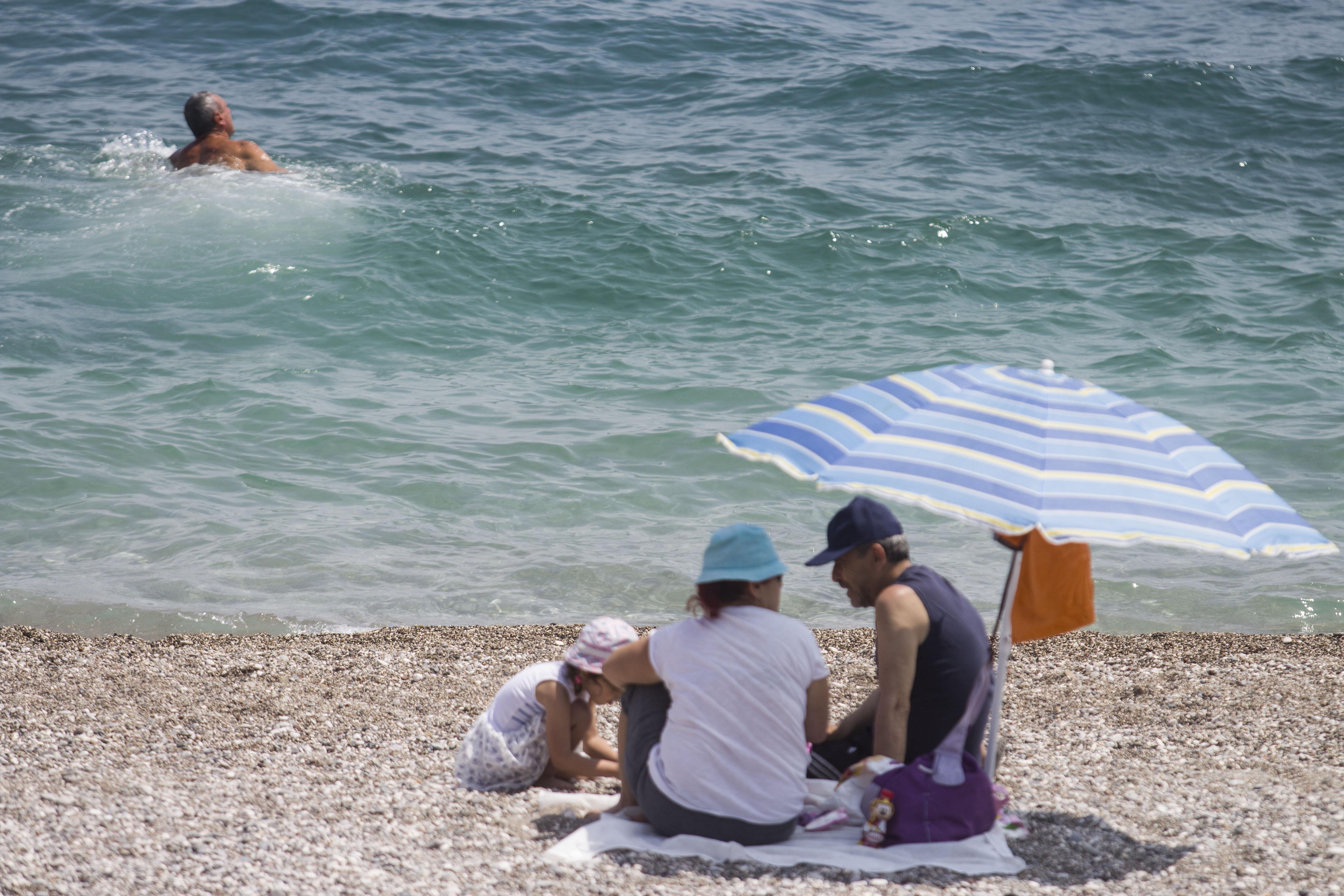 Antalyada sıcaktan bunalanlar denizde serinledi