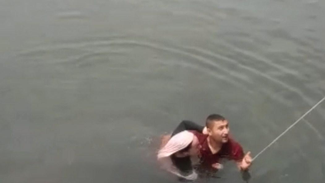 Fırat Nehri’ne atlayan genç kızı kurtardı