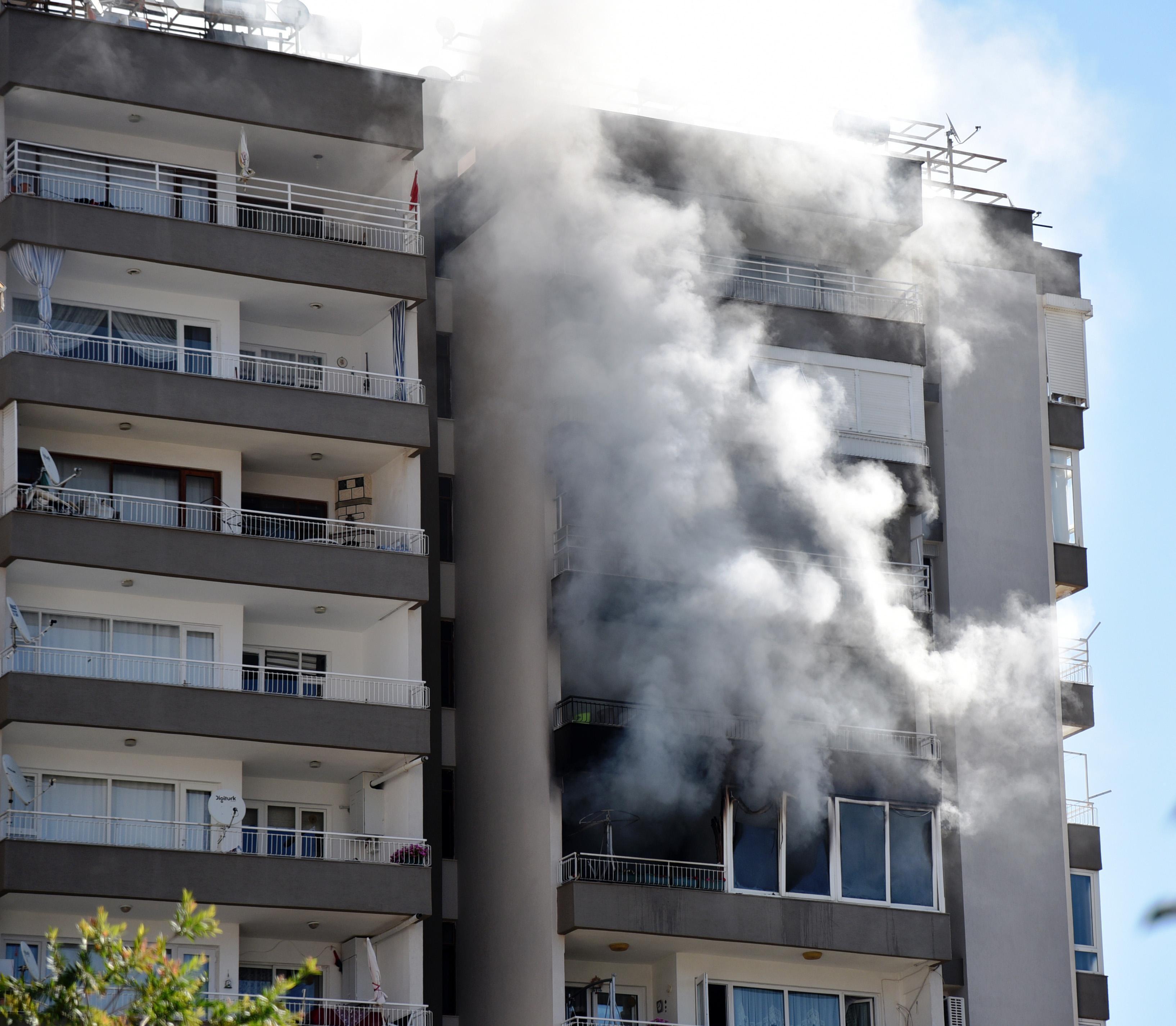 Buzdolabı alev aldı, 12 katlı bina tahliye edildi