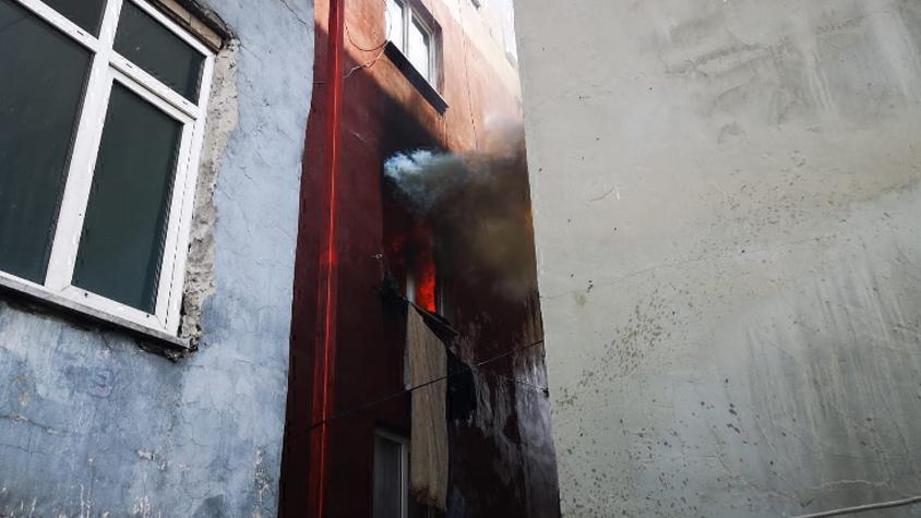 Ataşehirde yangında can pazarı: Çocukları açılan battaniyeye atıp ikinci kattan atladı