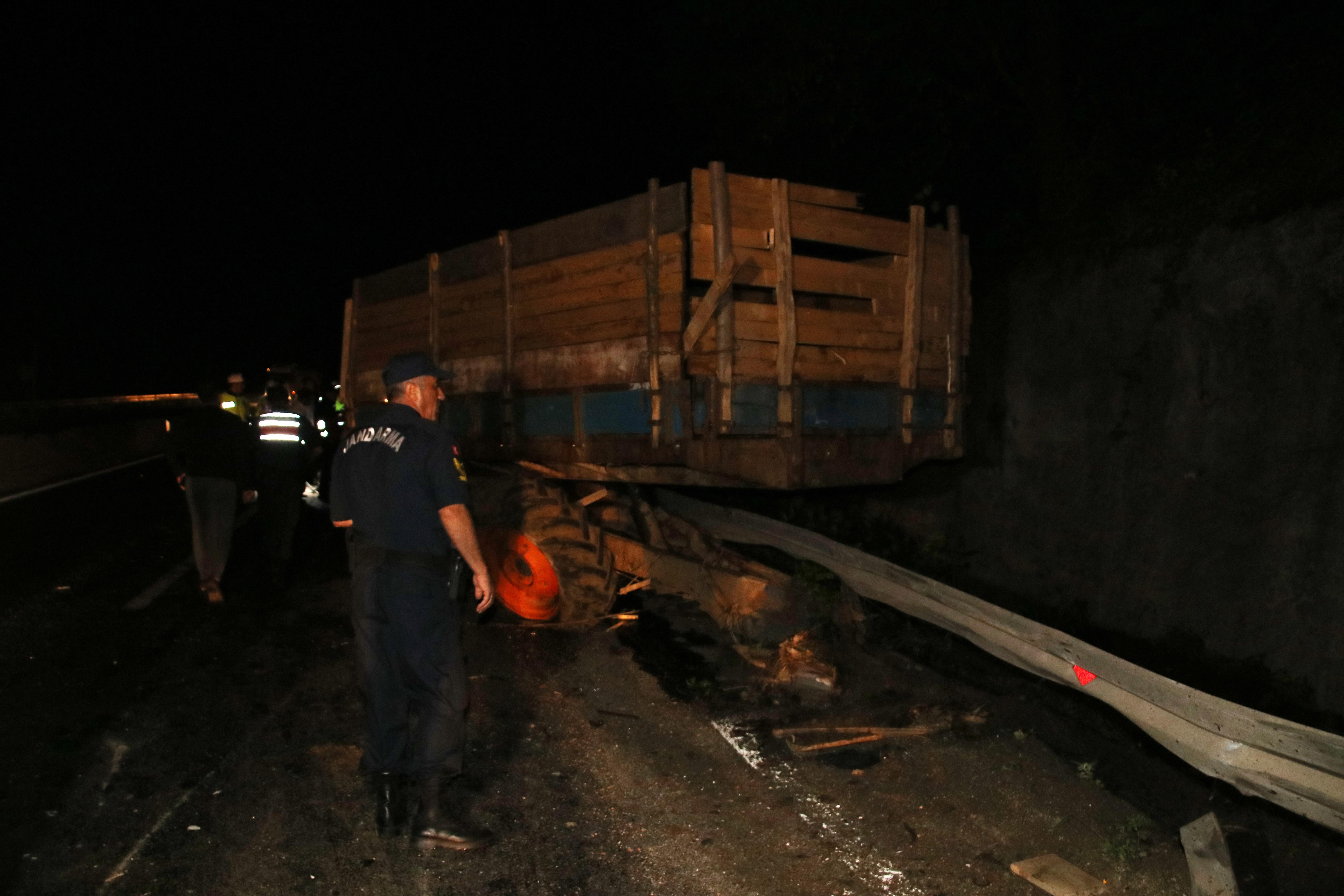 Bolu Dağında otobüs traktöre çarptı: 1 ölü, 13 yaralı