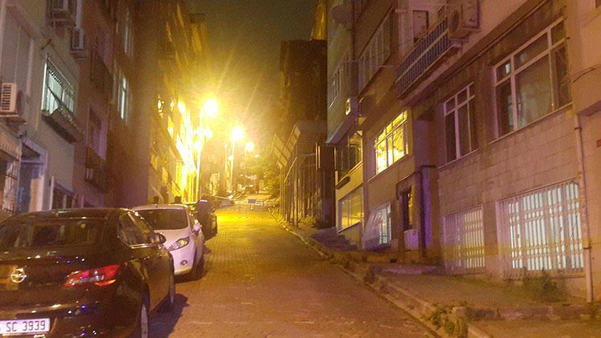 Beşiktaşta çökme tehlikesi bulunan metruk bina nedeniyle cadde kapatıldı