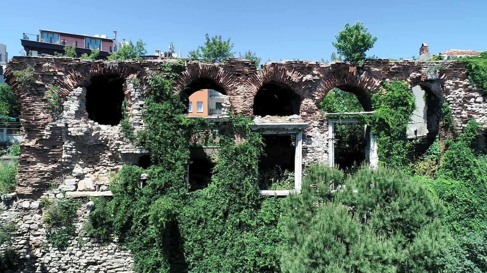 16 asırlık tarihi İstanbul surları tehlike altında Her tarafını sardılar