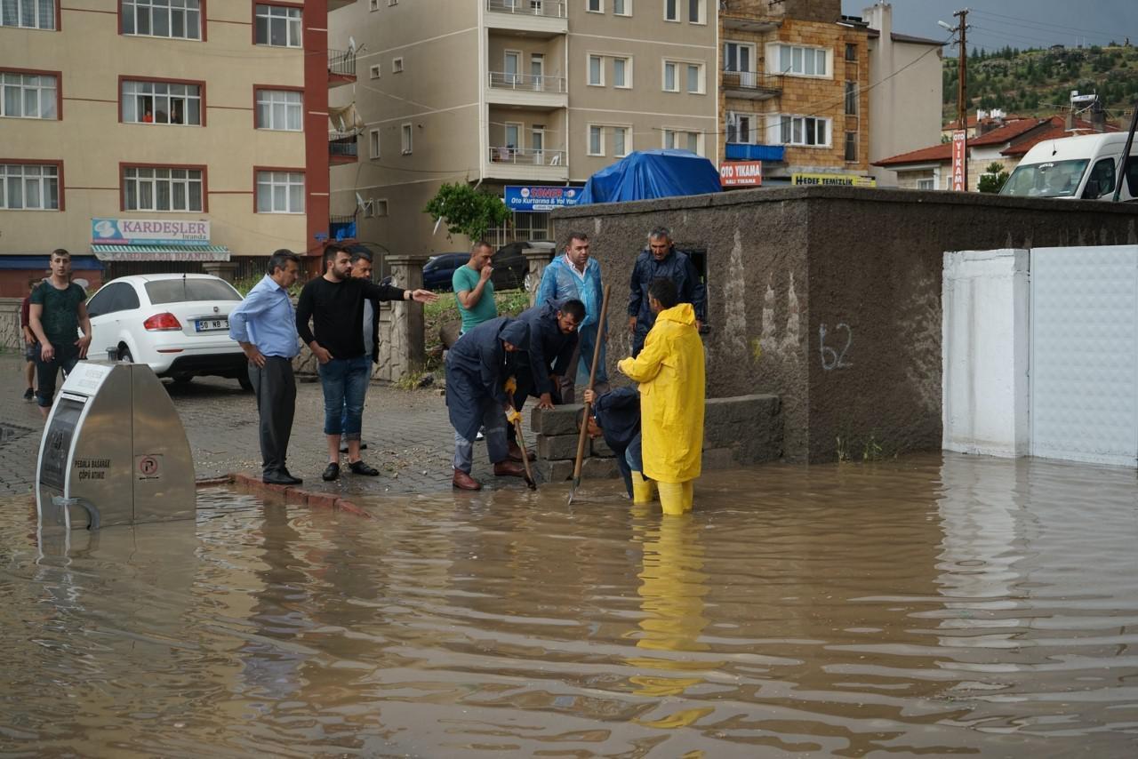 Nevşehirde sağanak yağış su baskınlarına neden oldu
