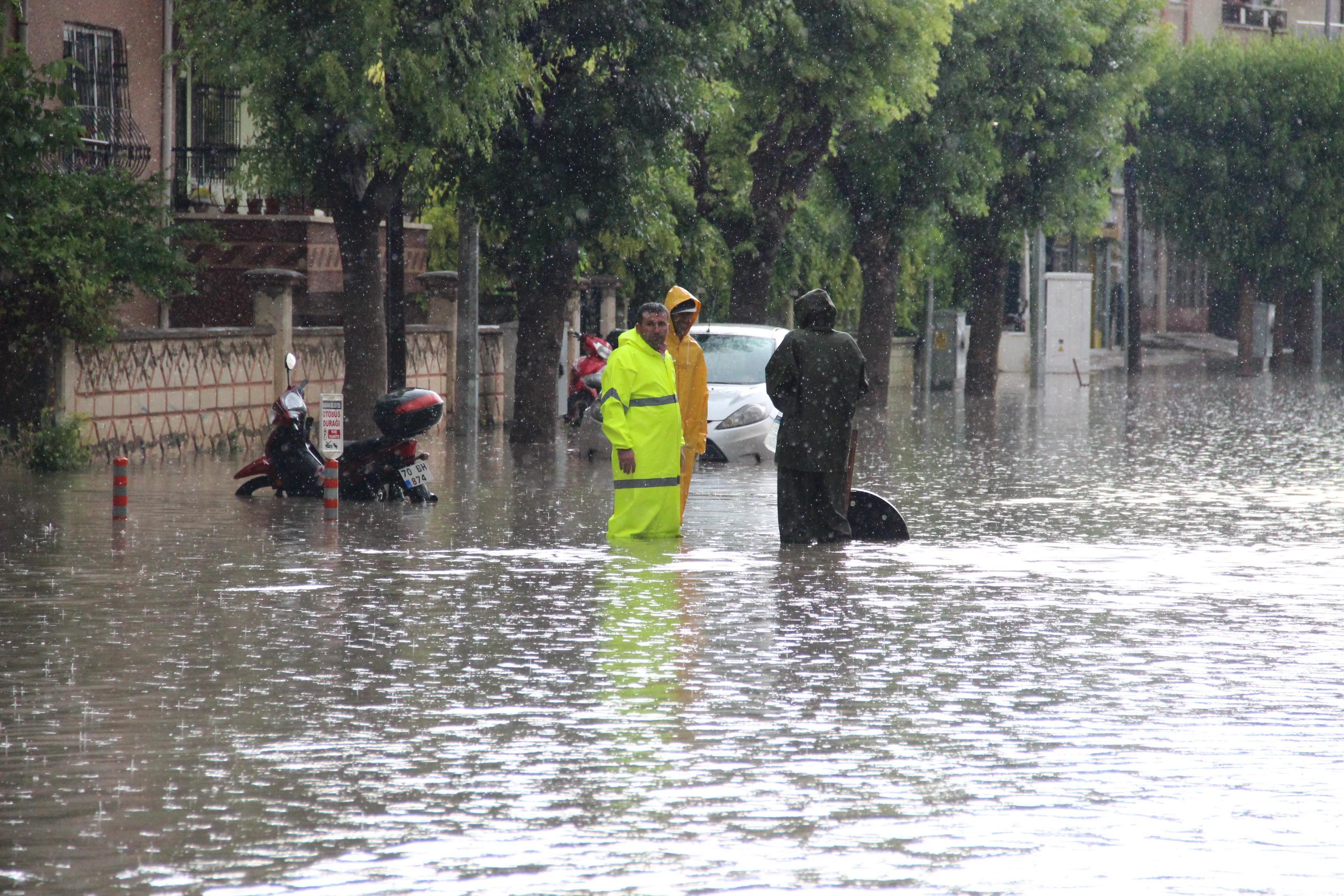 Karaman’da yağmur, cadde ve alt geçitleri göle çevirdi