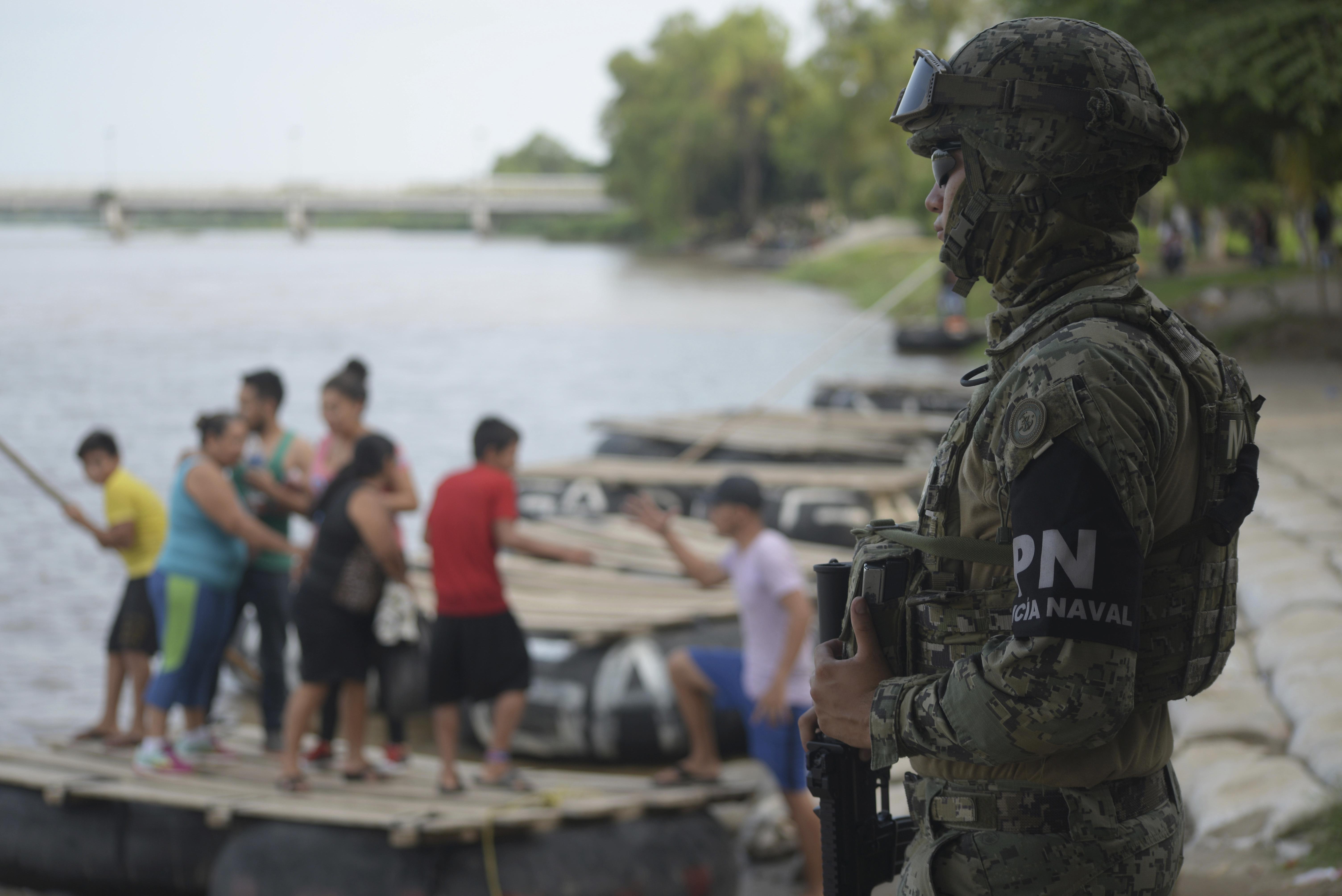 Meksika sınıra 6 bin muhafız yerleştirdi