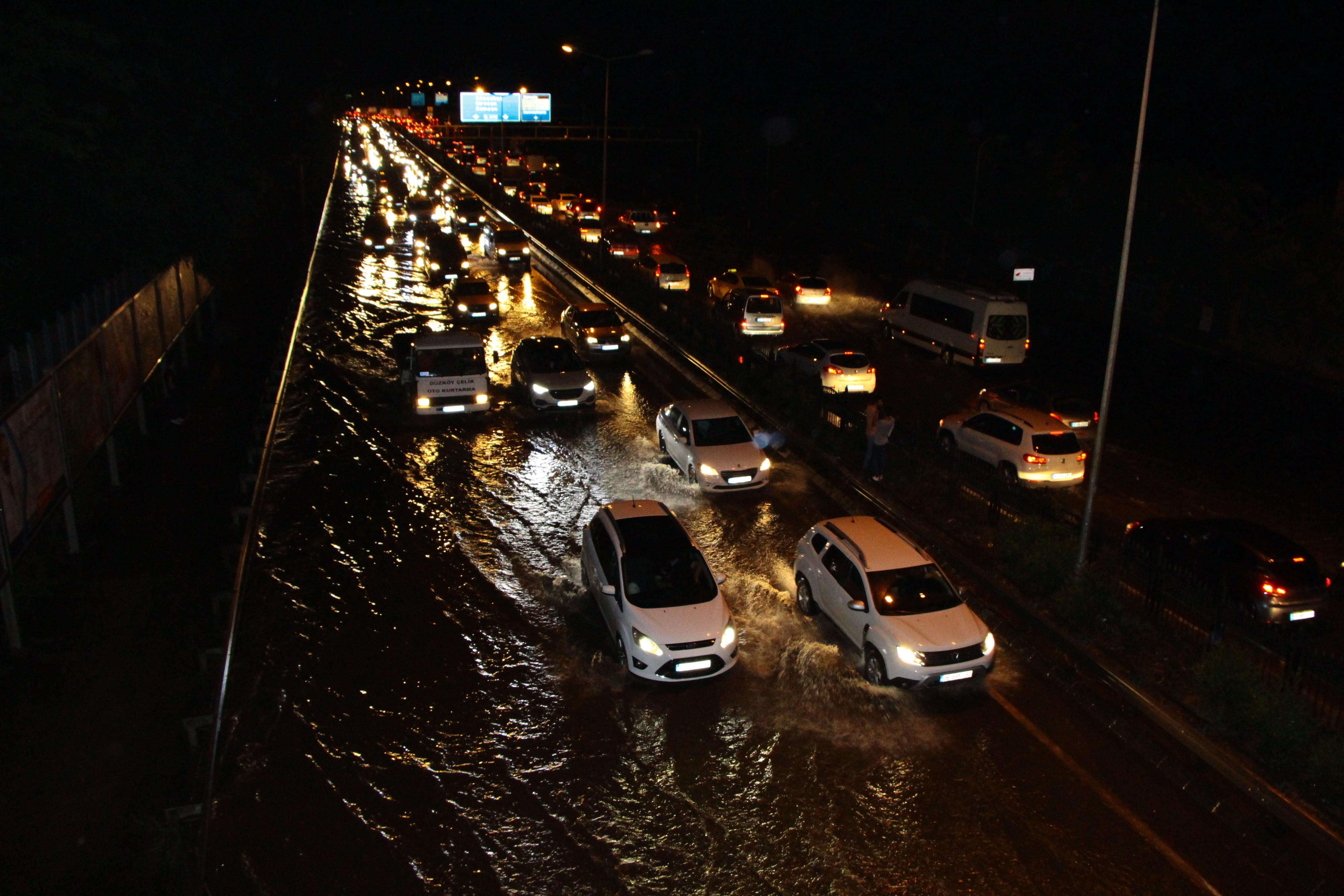 Trabzonda şiddetli yağış sonrası yollar göle döndü