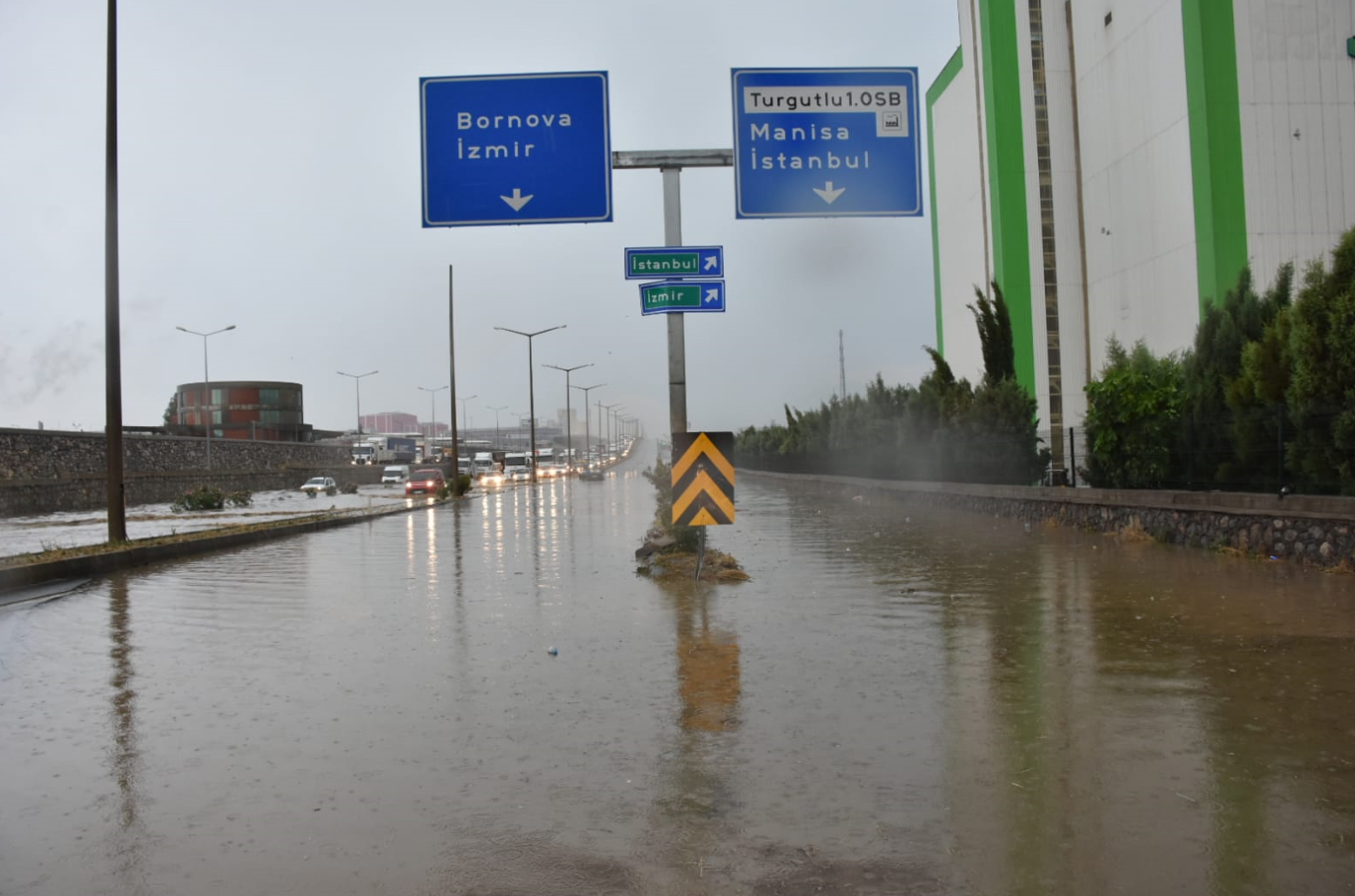 Kuvvetli sağanak nedeniyle kapanan İzmir-Ankara yolu ulaşıma açıldı
