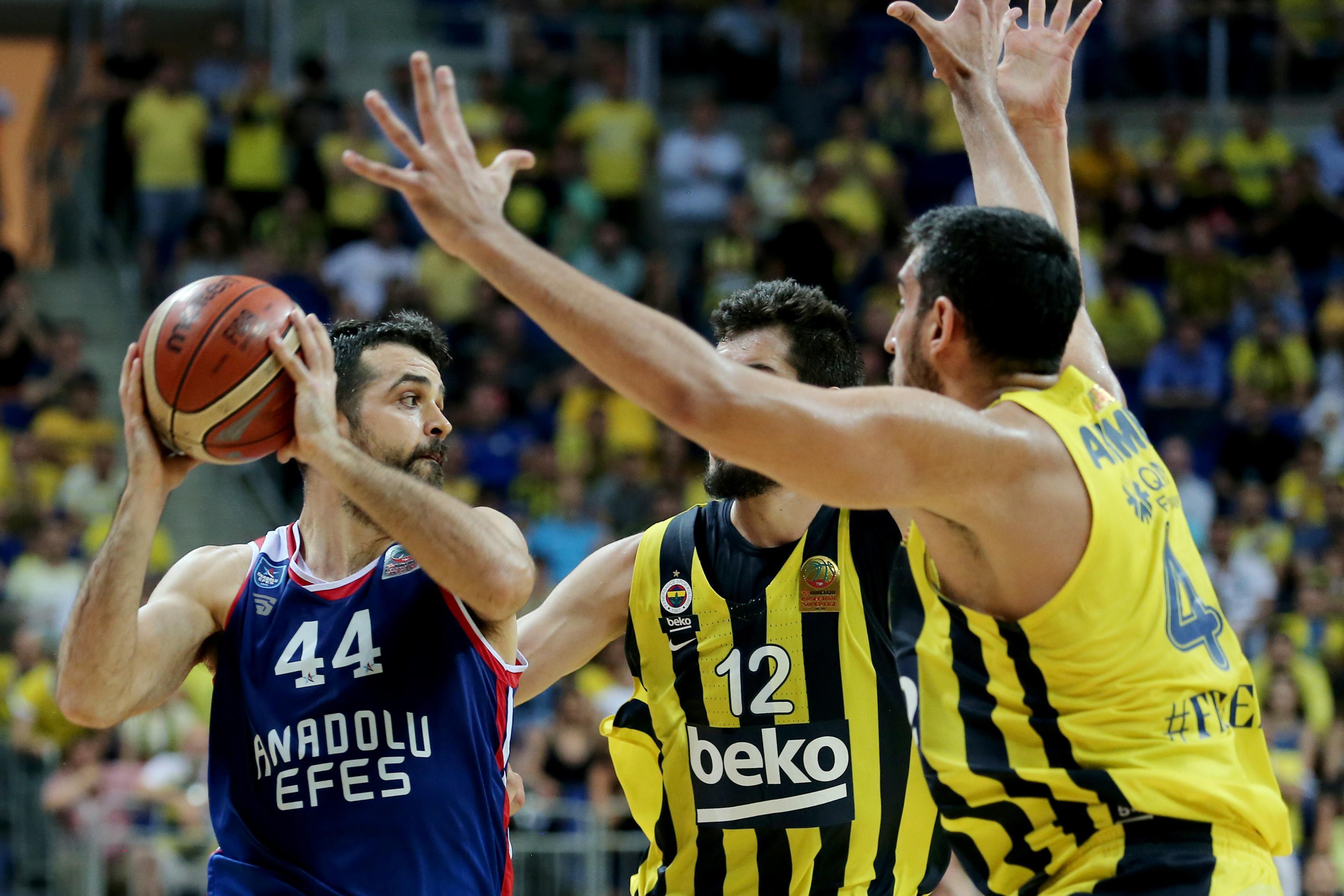 Fenerbahçe - Anadolu Efes rekabetinde şampiyonluk son maça kaldı