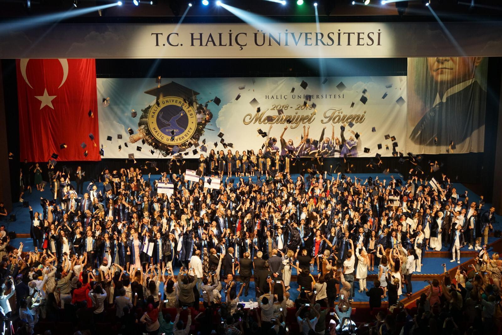 Haliç Üniversitesinde 18inci mezuniyet coşkusu