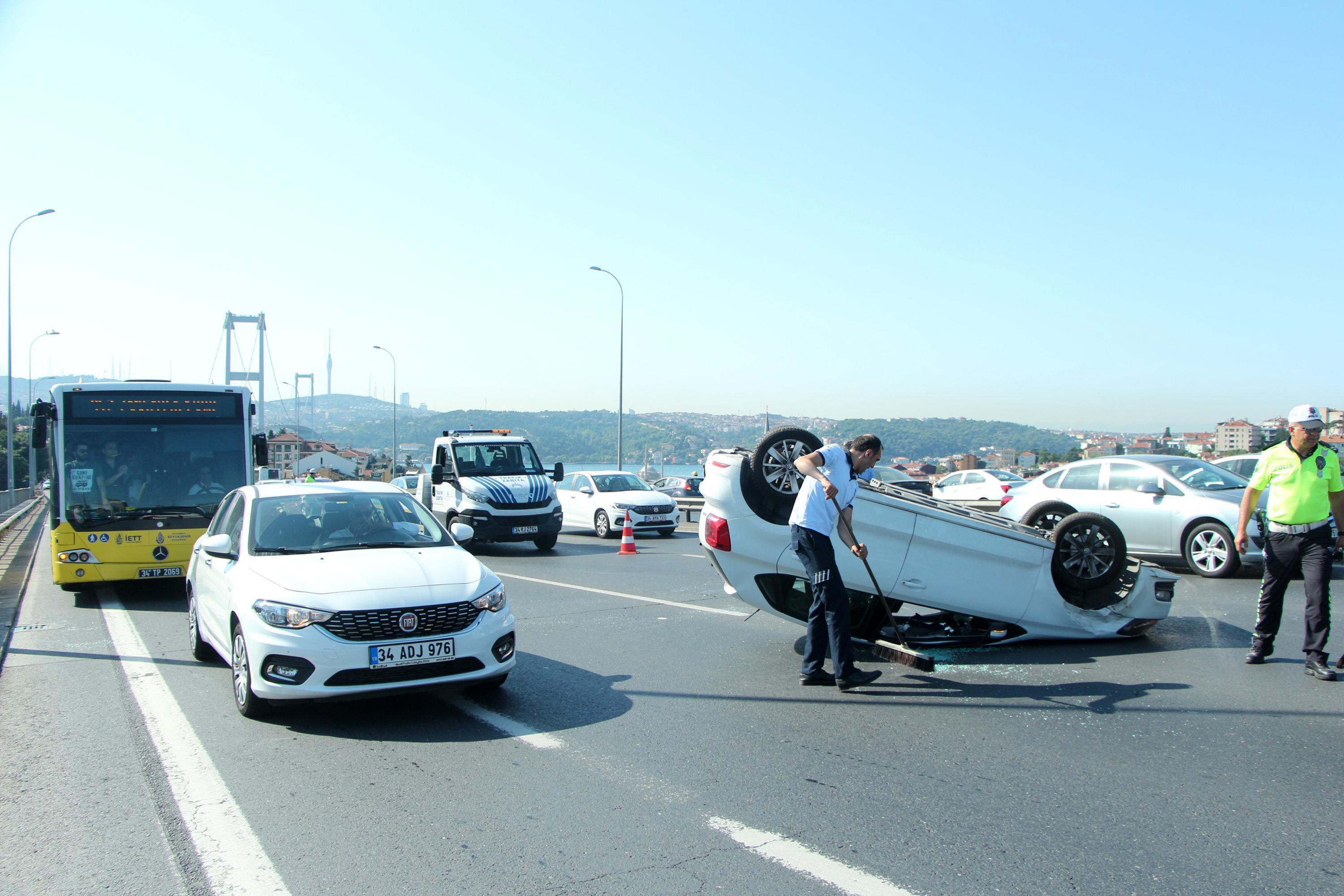 Son dakika... 15 Temmuz Şehitler Köprüsünde feci kaza Araç takla attı