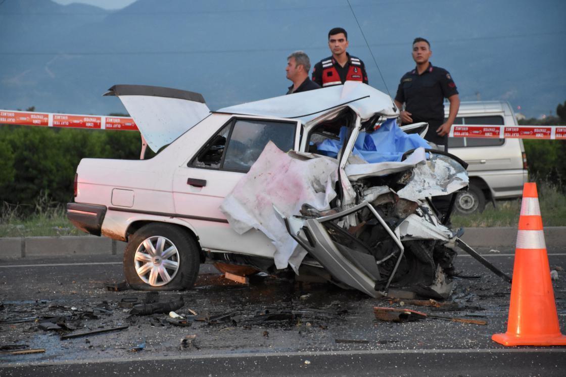 İzmirde iki otomobil çarpıştı: 3 ölü, 1 yaralı
