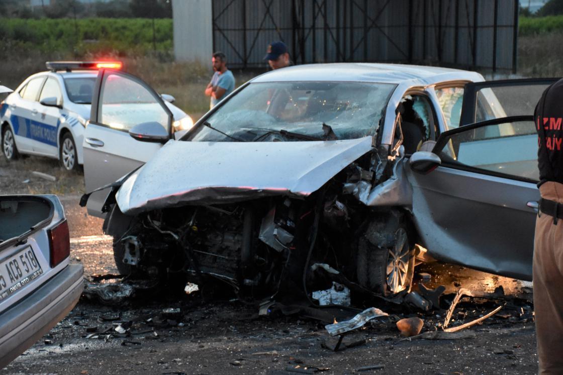 İzmirde iki otomobil çarpıştı: 3 ölü, 1 yaralı