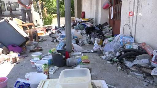 15 yıldır evinde biriktirdiği çöpleri belediye temizledi