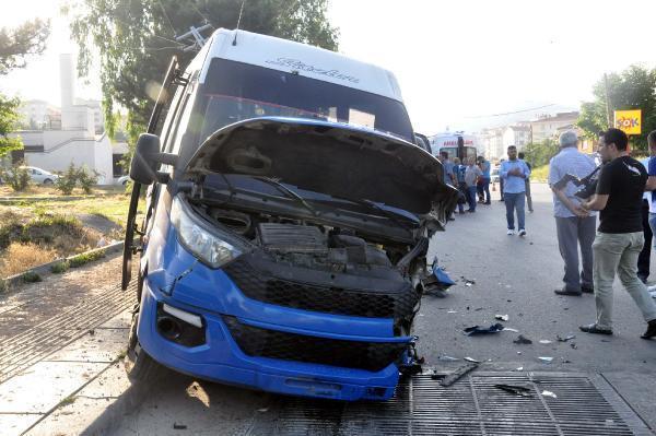 Ankara’da yolcu minibüsü otomobille çarpıştı: Yaralılar var